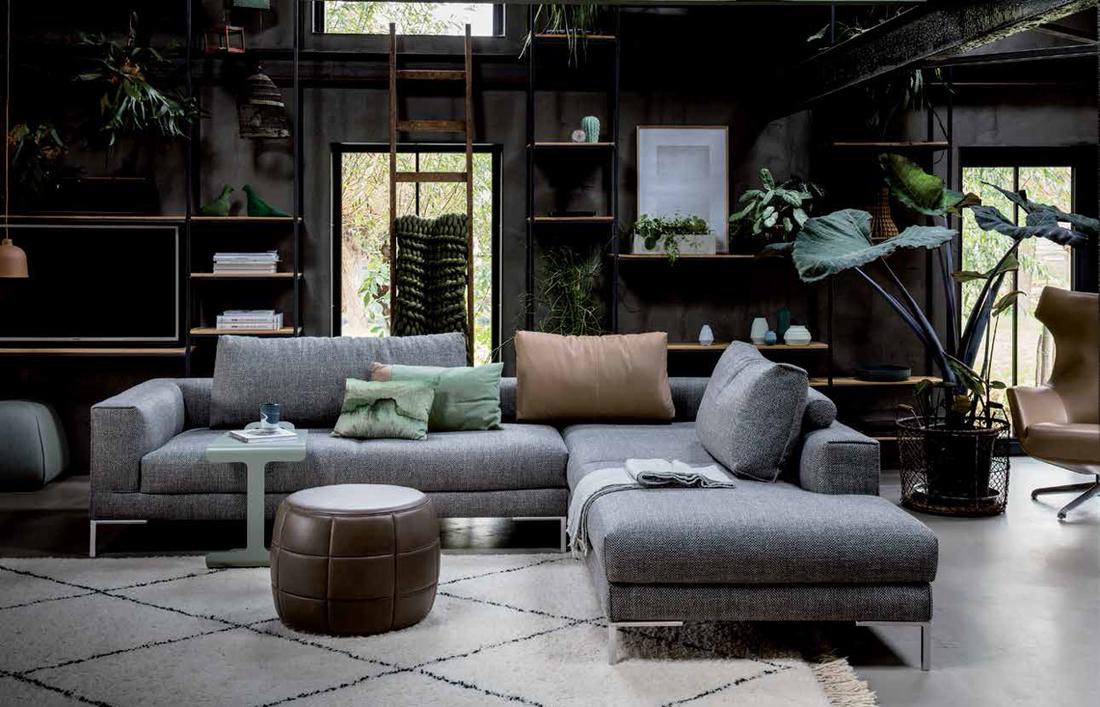 Design on Stock Aikon bankstel in een gezellig botanisch ingericht interieur met veel planten.