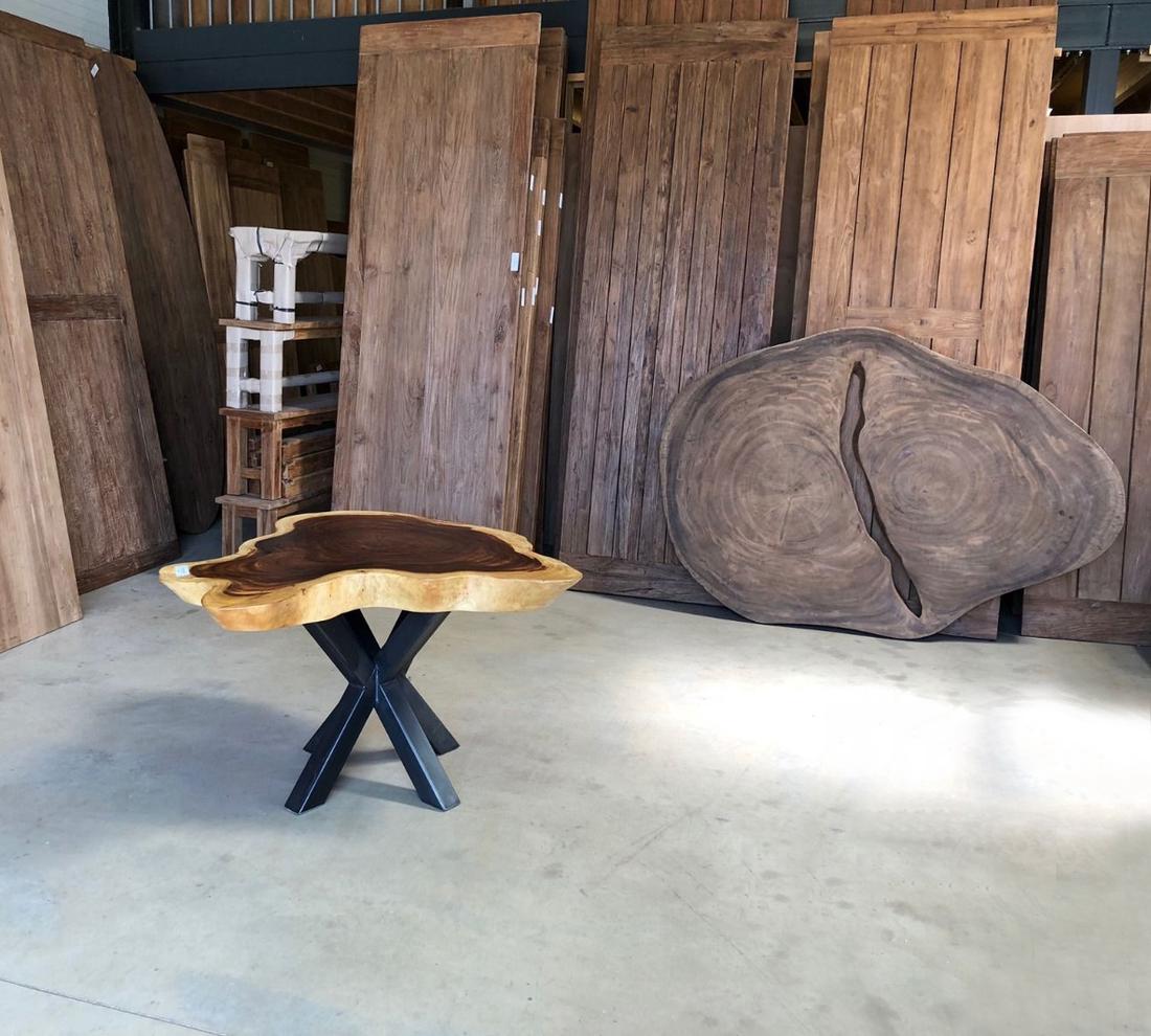 Strak design salon- boomstamtafel.