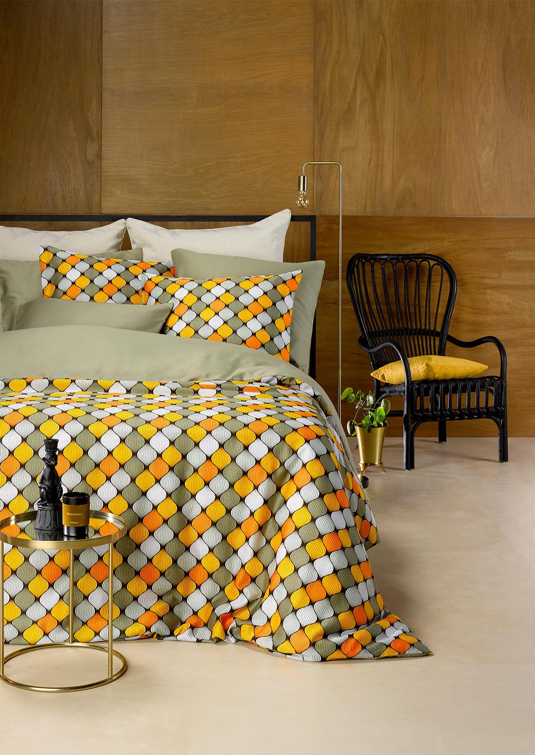 Creëer een luxueuze seventies stijl met dit Almond dekbedovertrek, warme kleuren, rotan, platen en hout. 