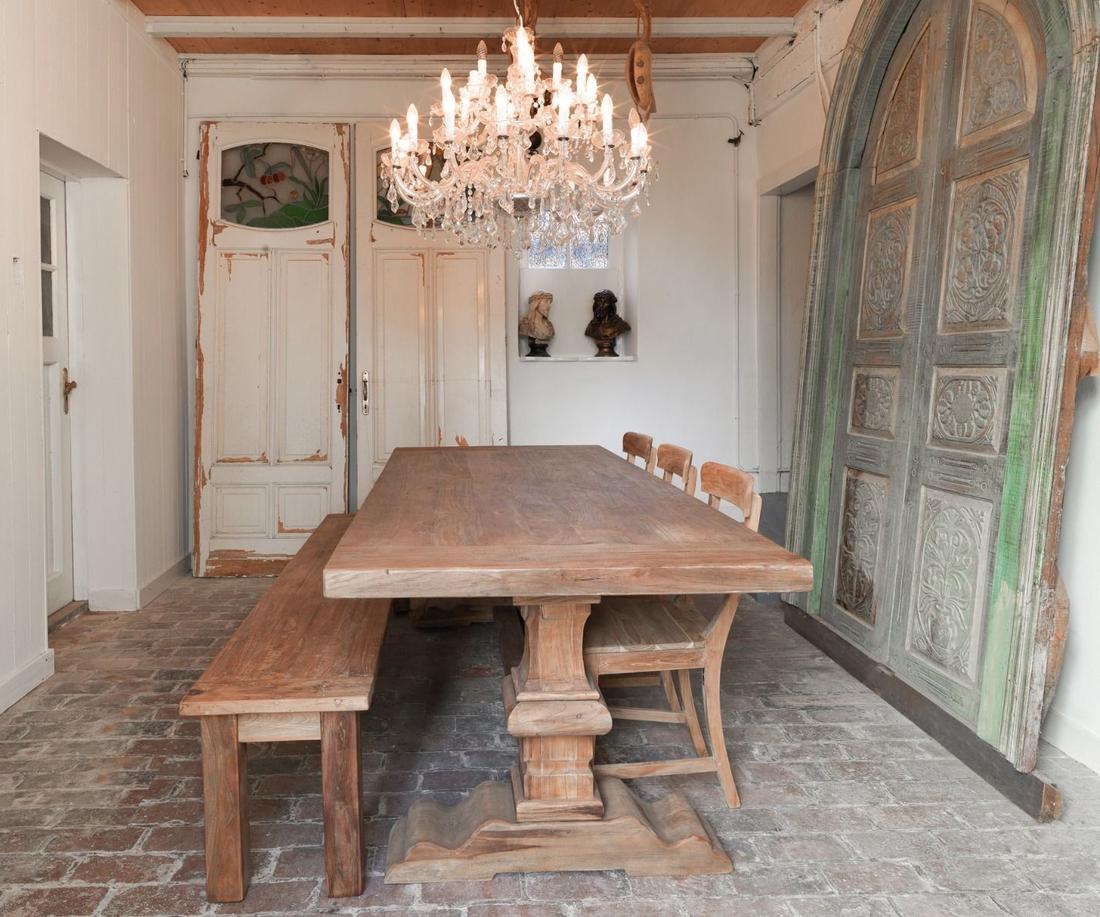 Deze kloostertafel is een centraal punt in de kamer.