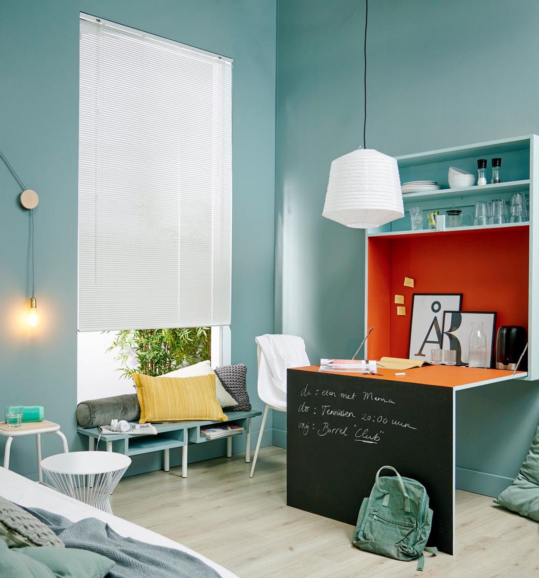 Voor ruimtes met iets meer stof (zoals de slaap- en studeerkamer) zijn jaloezieën erg geschikt. omdat je ze eenvoudig kunt schoonmaken.