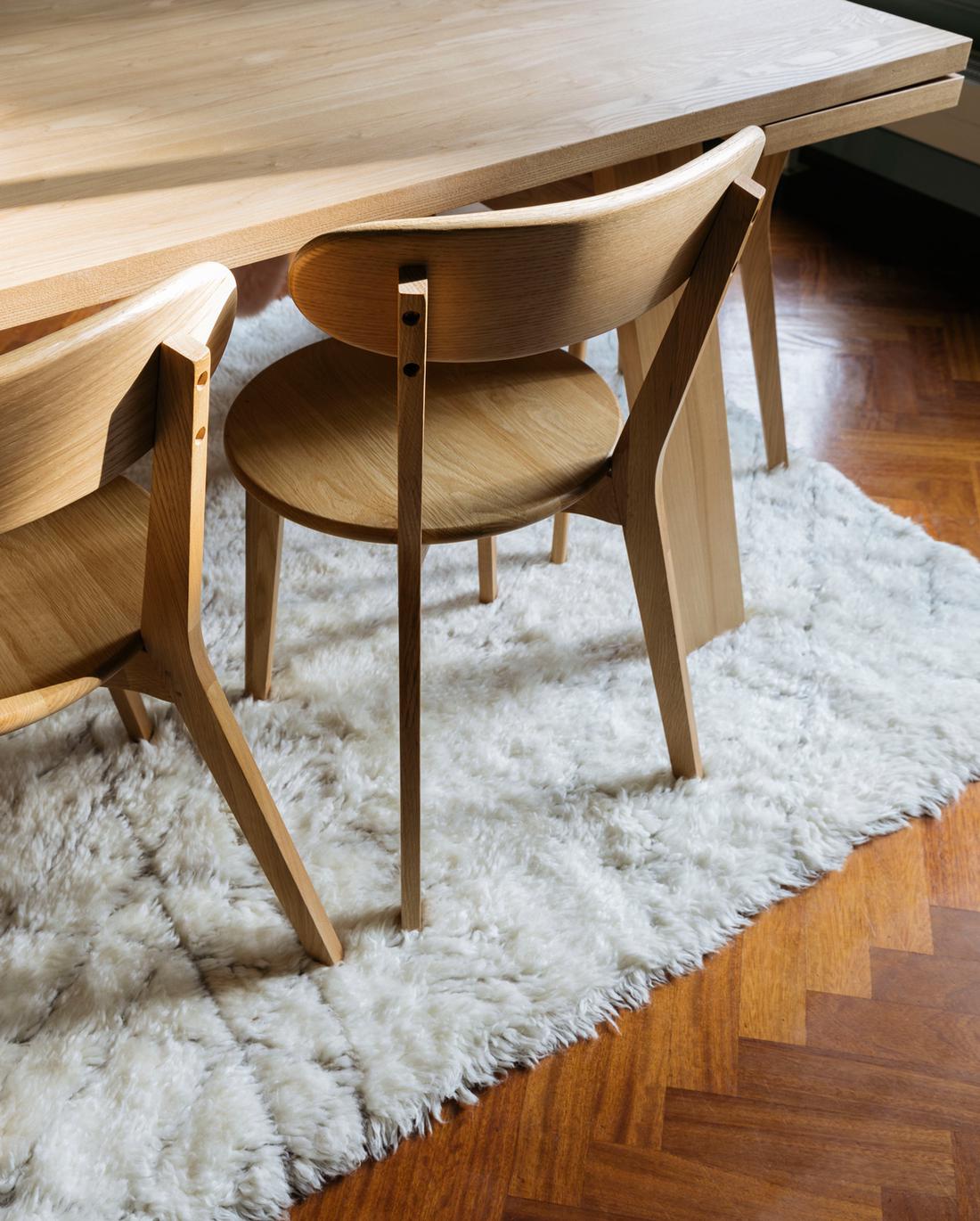 Authentieke hardhouten visgraatvloer met pure houten eetkamermeubels.