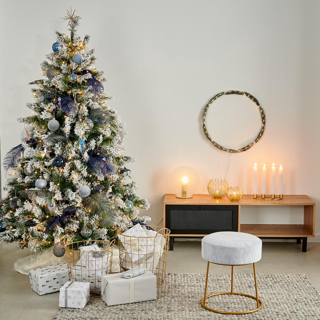Trendy kerstboom 2019 met veel koele accessoires zoals blauwe kerstballen en hippe veertjes. 