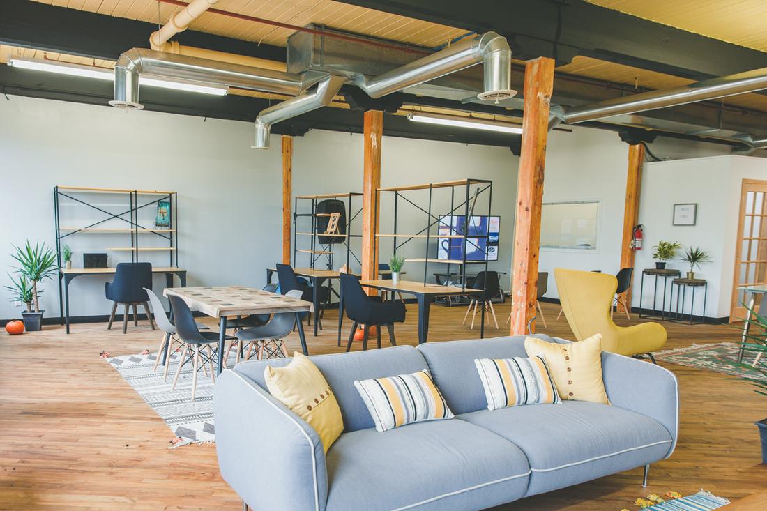 Grote ruimte met banken, stoelen om lekker te ontspannen.