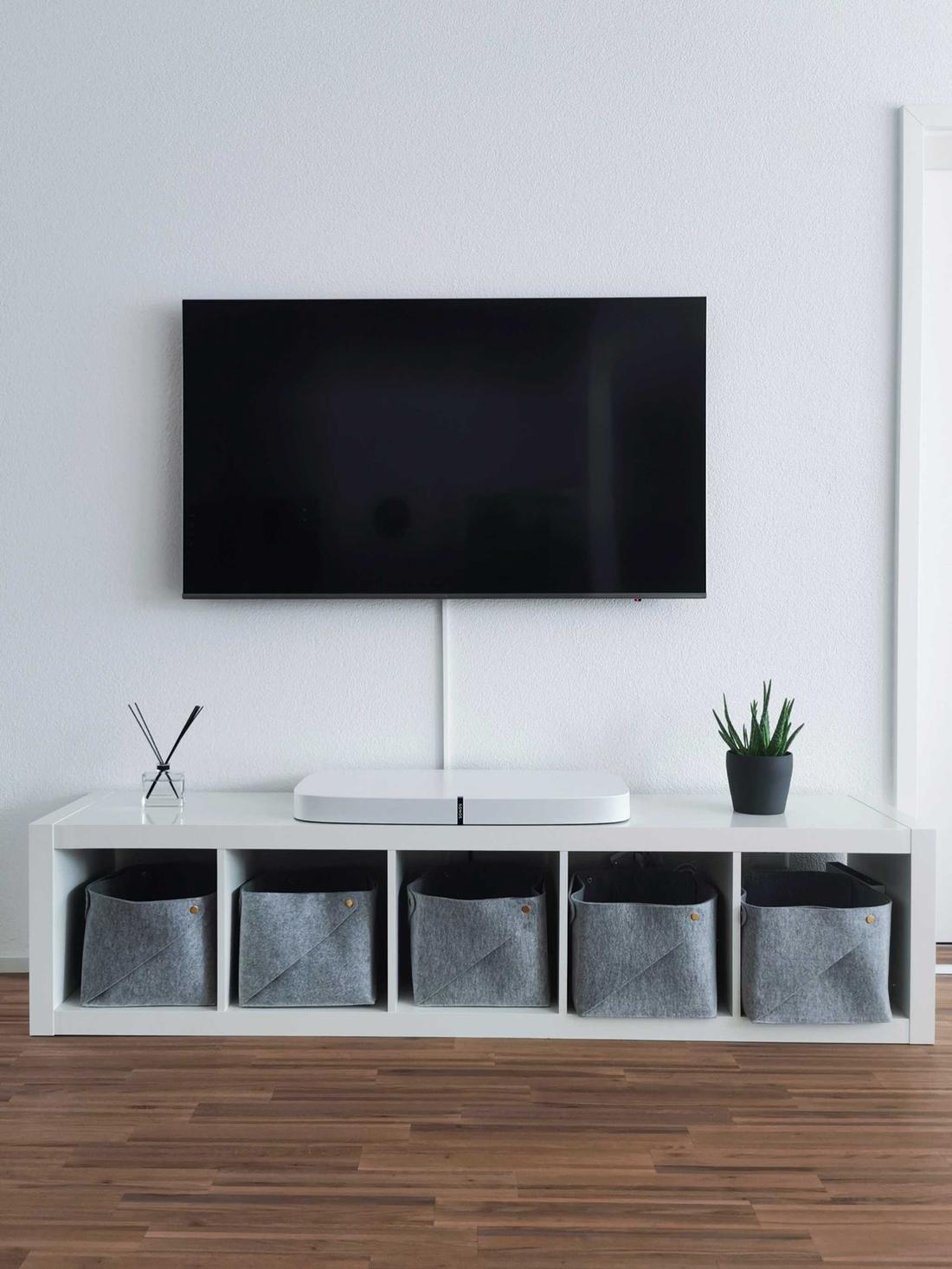 Wegwerken van al je kabels: Een kabelgoot strak tussen de televisie en het mediameubel.