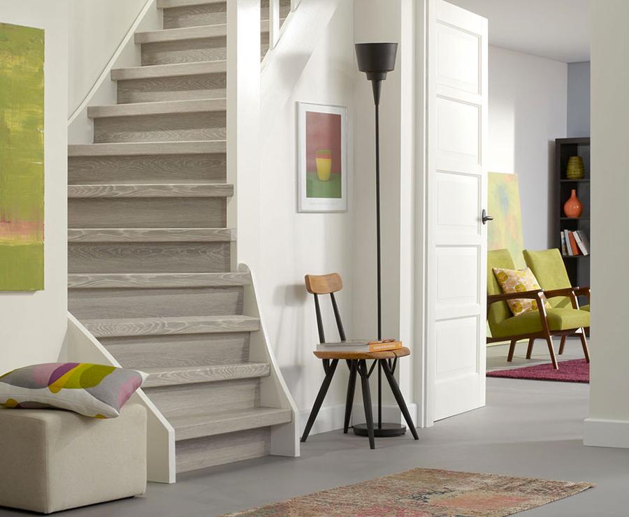 Vinyl en laminaat is ook met een houtlook beschikbaar voor trapbekleding.