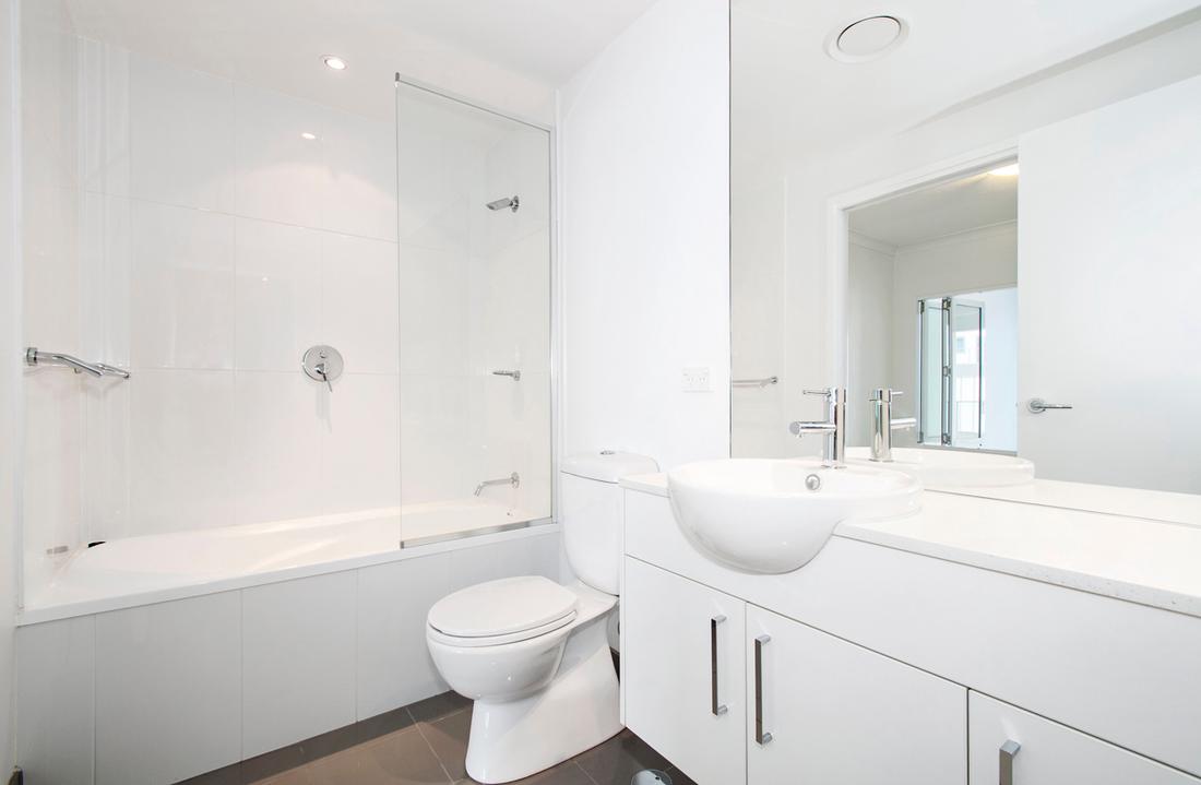 Check altijd even de kitranden na verloop van tijd in de badkamer.