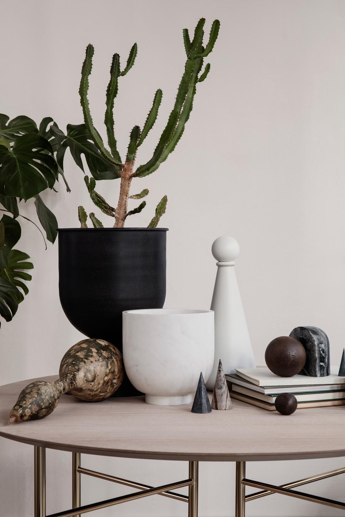 Deze cilinder- en kegelvormige woonitems van ferm LIVING passen helemaal in de interieurtrend 2020 met ronde woonaccessoires.