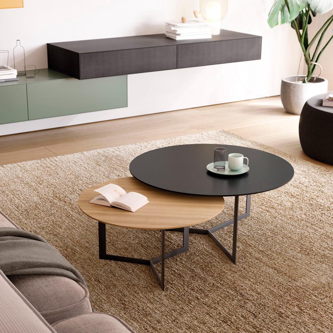 Creëer gelaagdheid en contrast in je zithoek met de set De Treku Kabi Salontafel. De ronde koffietafeltjes zijn een ontwerp van Ibon Arrizabalaga.