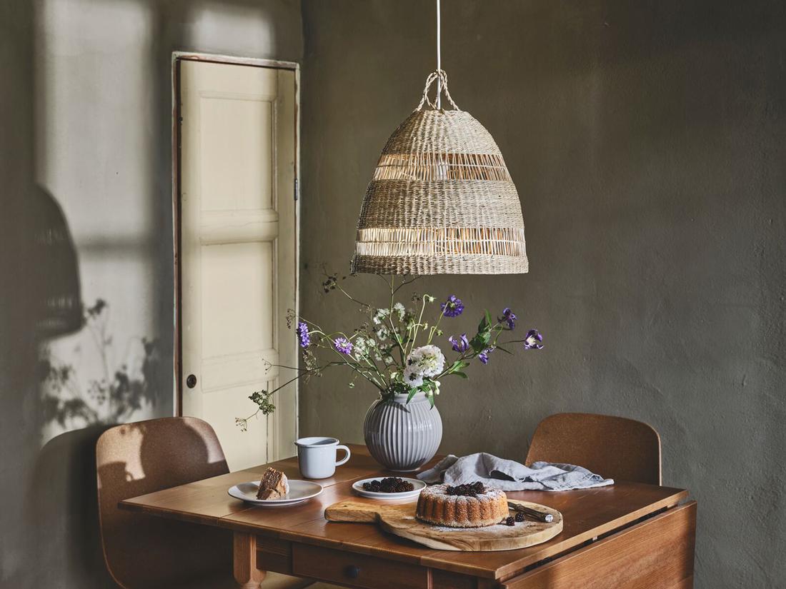 De handgemaakte TORARED lampenkap zorgt voor sfeervol, romantisch licht in de kamer.