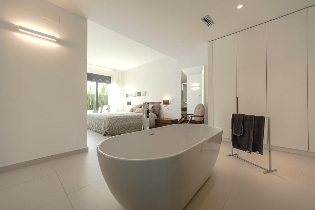 Verrijk je slaapkamer met een vrijstaand bad.