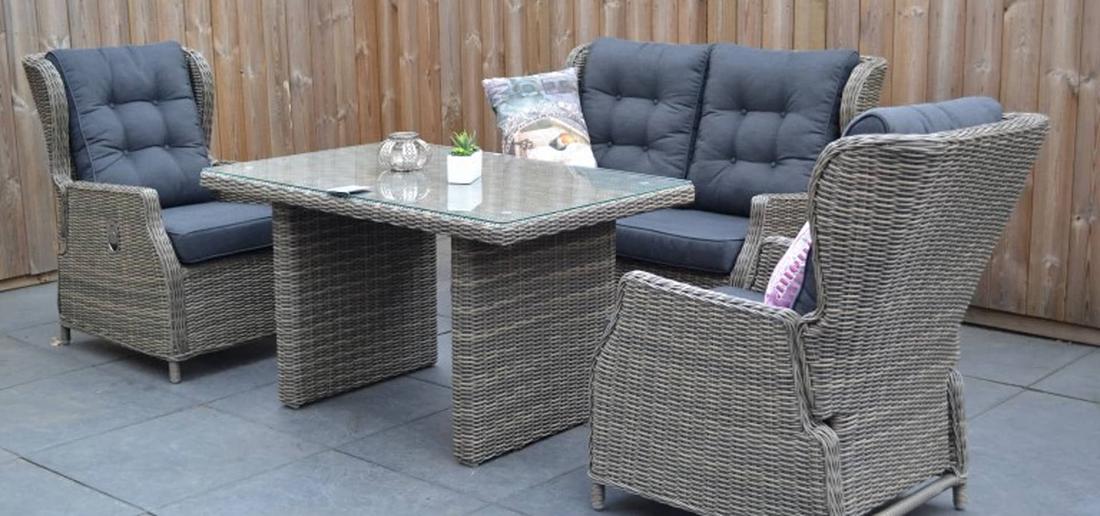 Een tuinset met losse kussen om te beschermen tegen een bui