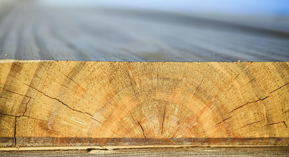 Kopse kantzicht van een houten balk.