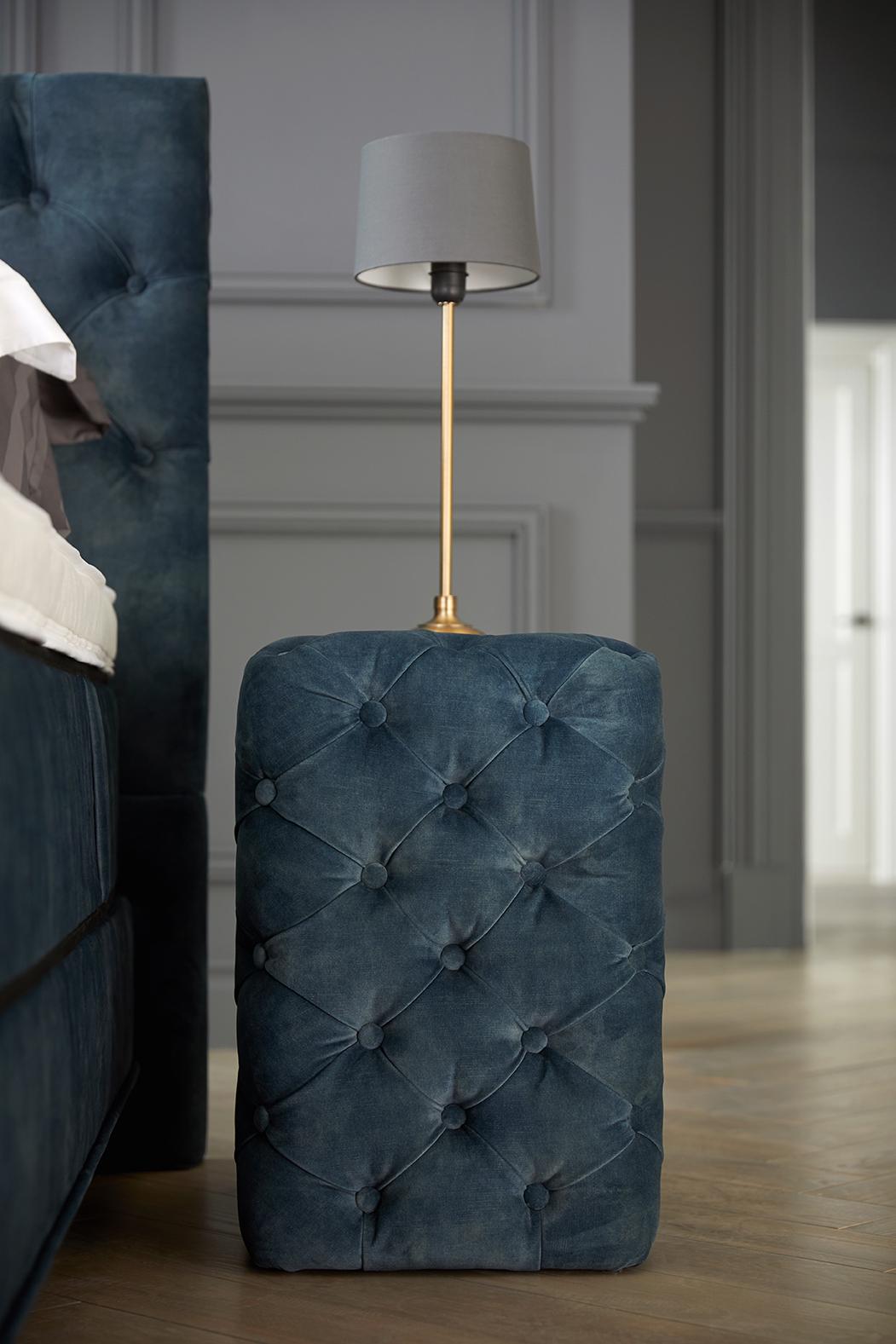 Bijpassend nachtkastje in royal blue velours.