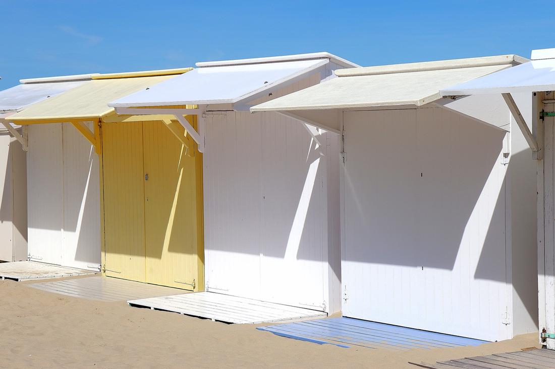 Strandtentjes met luifels voor de bescherming tegen het zonlicht.