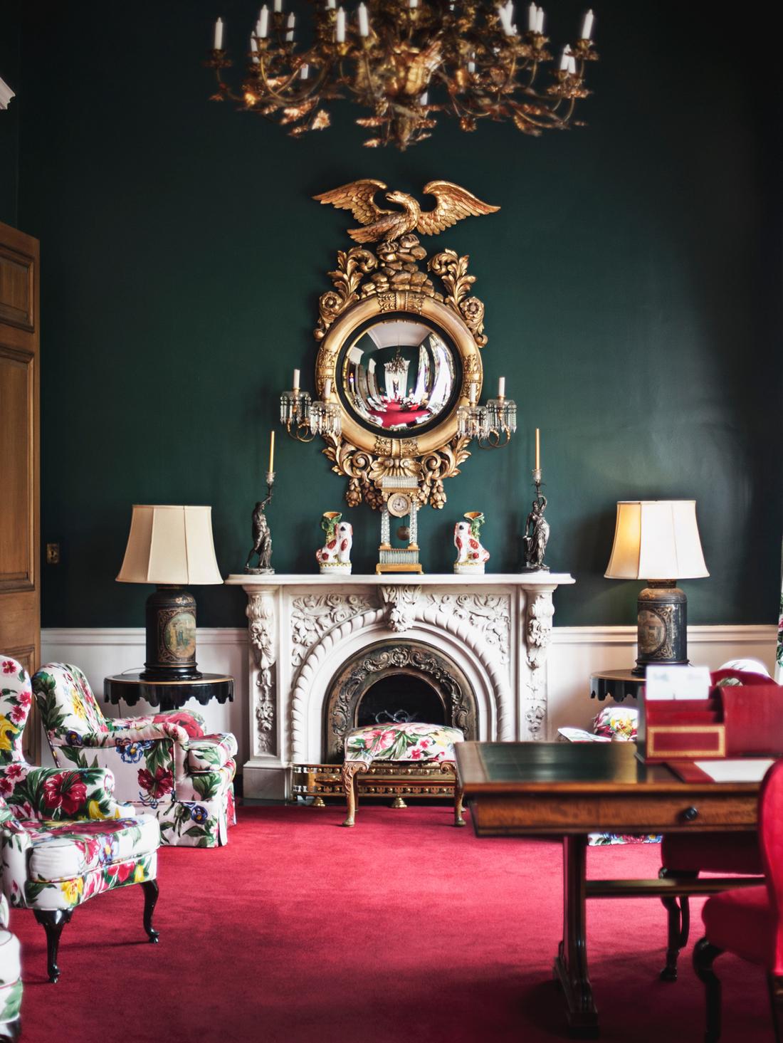 Klassieke elementen, gecombineerd met moderne meubels.