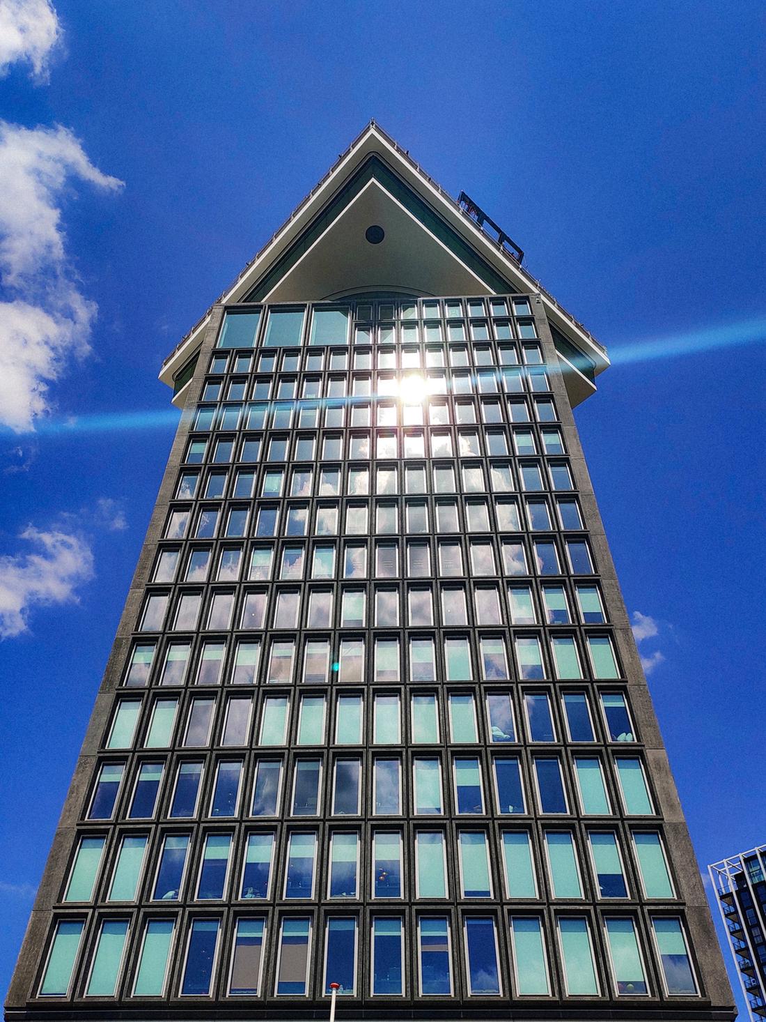 Toren Overhoeks (A’DAM Toren) in Amsterdam, ontworpen door Nederlandse architect Arthur Staal in opdracht van Koninklijke Shell.