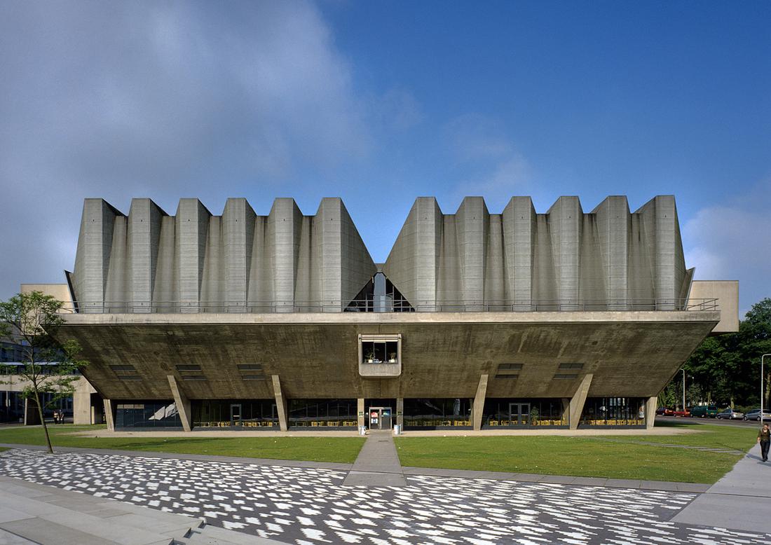 Voorgevel van De Aula Overzicht van de Technische Universiteit in Delft. Fotograaf: Thea van den Heuvel. Collectie Rijksdienst voor het Cultureel Erfgoed.