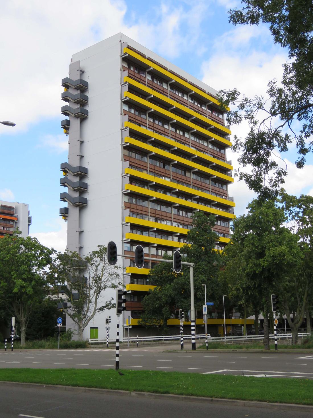 Gezicht op een flatgebouw van het studentencomplex aan de Van Lieflandlaan te Utrecht. Fotograaf: D.C. Goosen. Collectie Het Utrechts Archief.