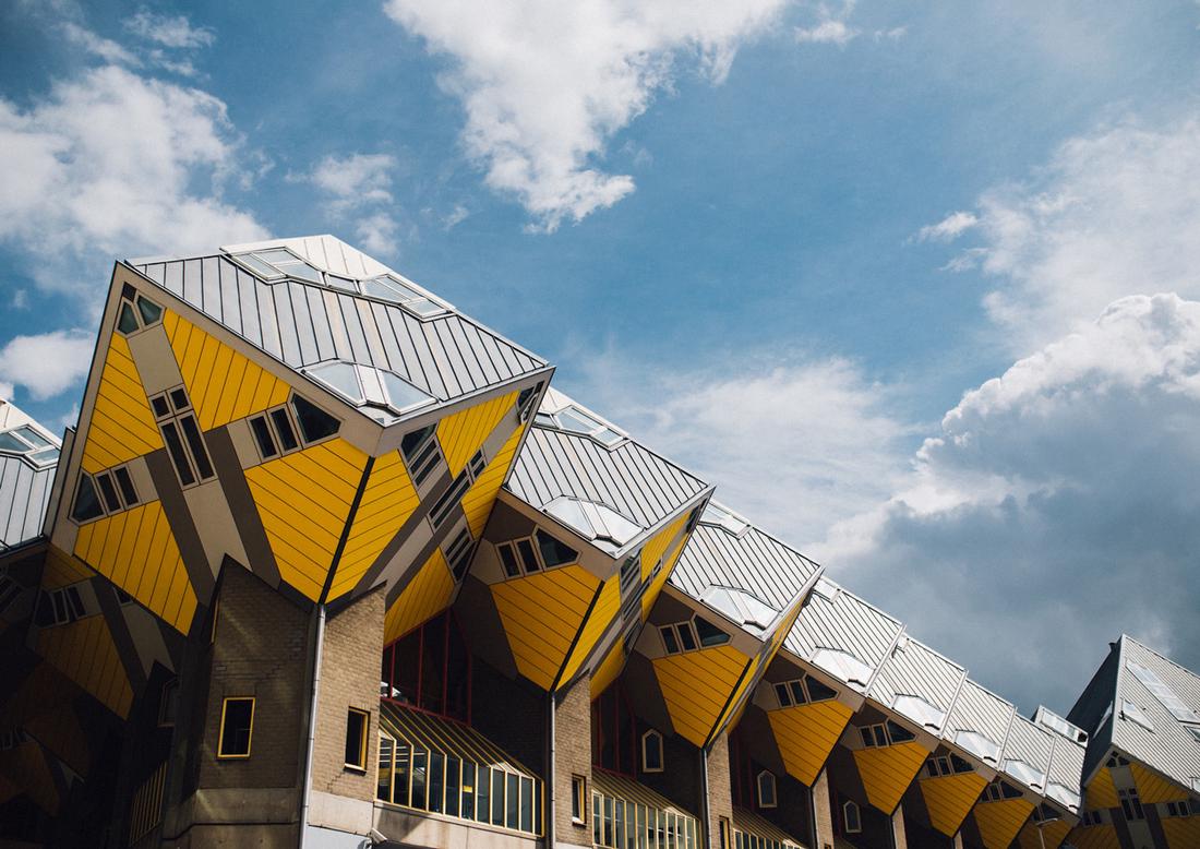 Kubuswoningen in Rotterdam, ontworpen door architect Piet Blom naar de brutalistische architectuurstroming.