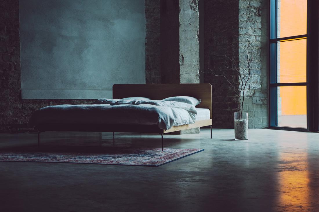 Een minimalistisch en stoer interieur in een brutalistisch gebouw. 