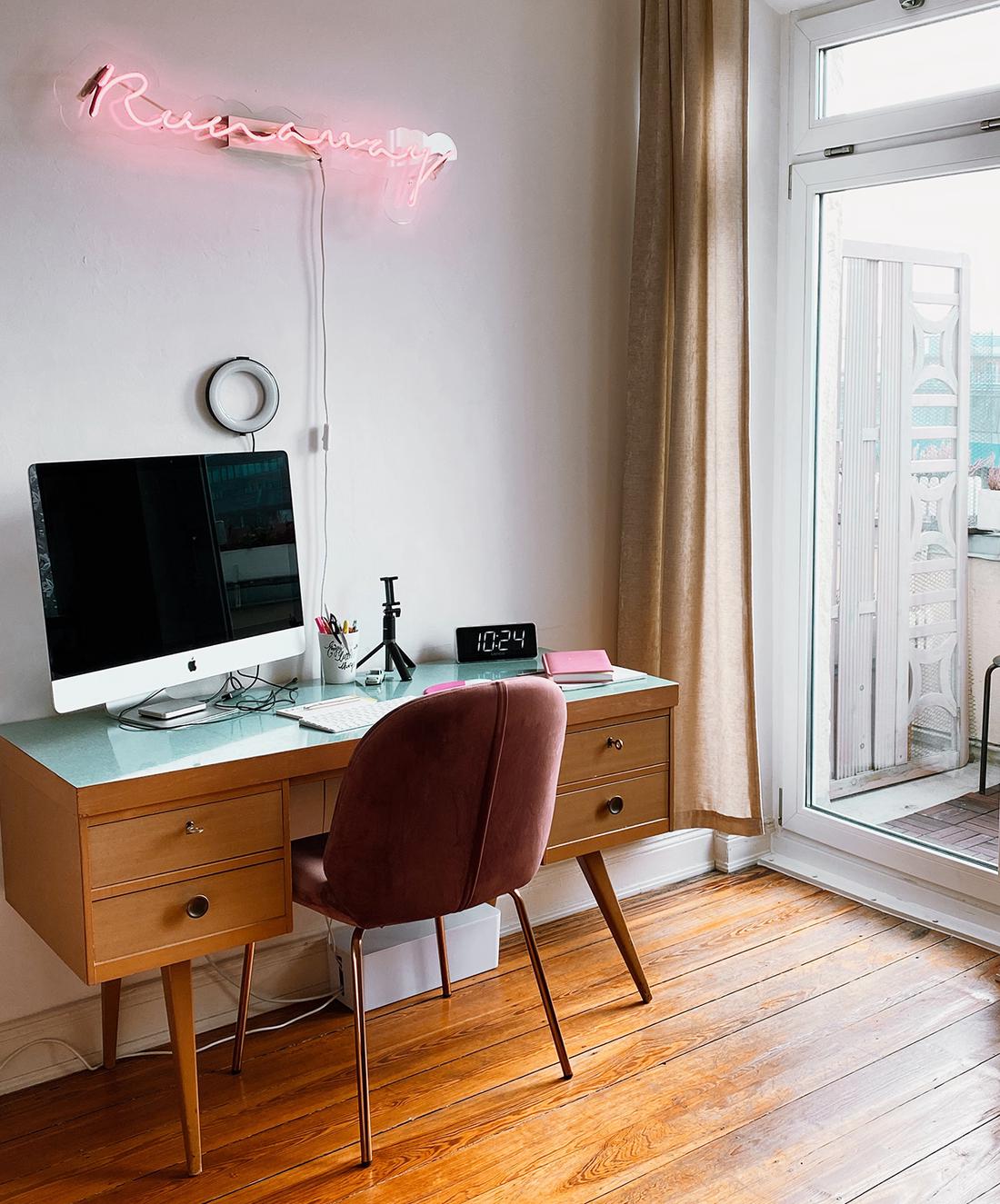 Eclectische inrichting met retro meubels en accessoires.