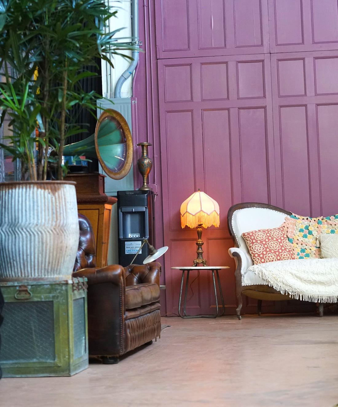 Eclectische inrichting met vintage meubels en woonaccessoires.