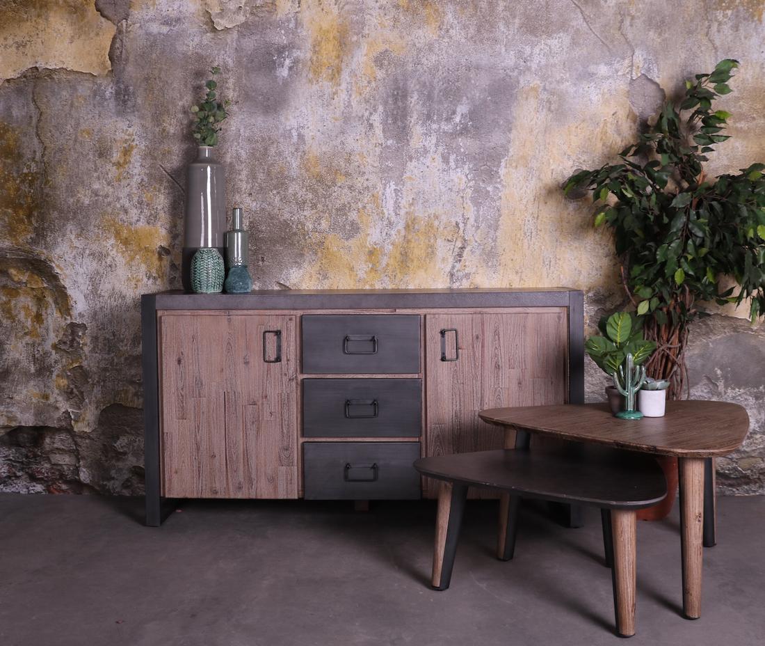 Combineer verschillende stijlen; industrieel dressoir gecombineerd met houten bijzetttafeltjes