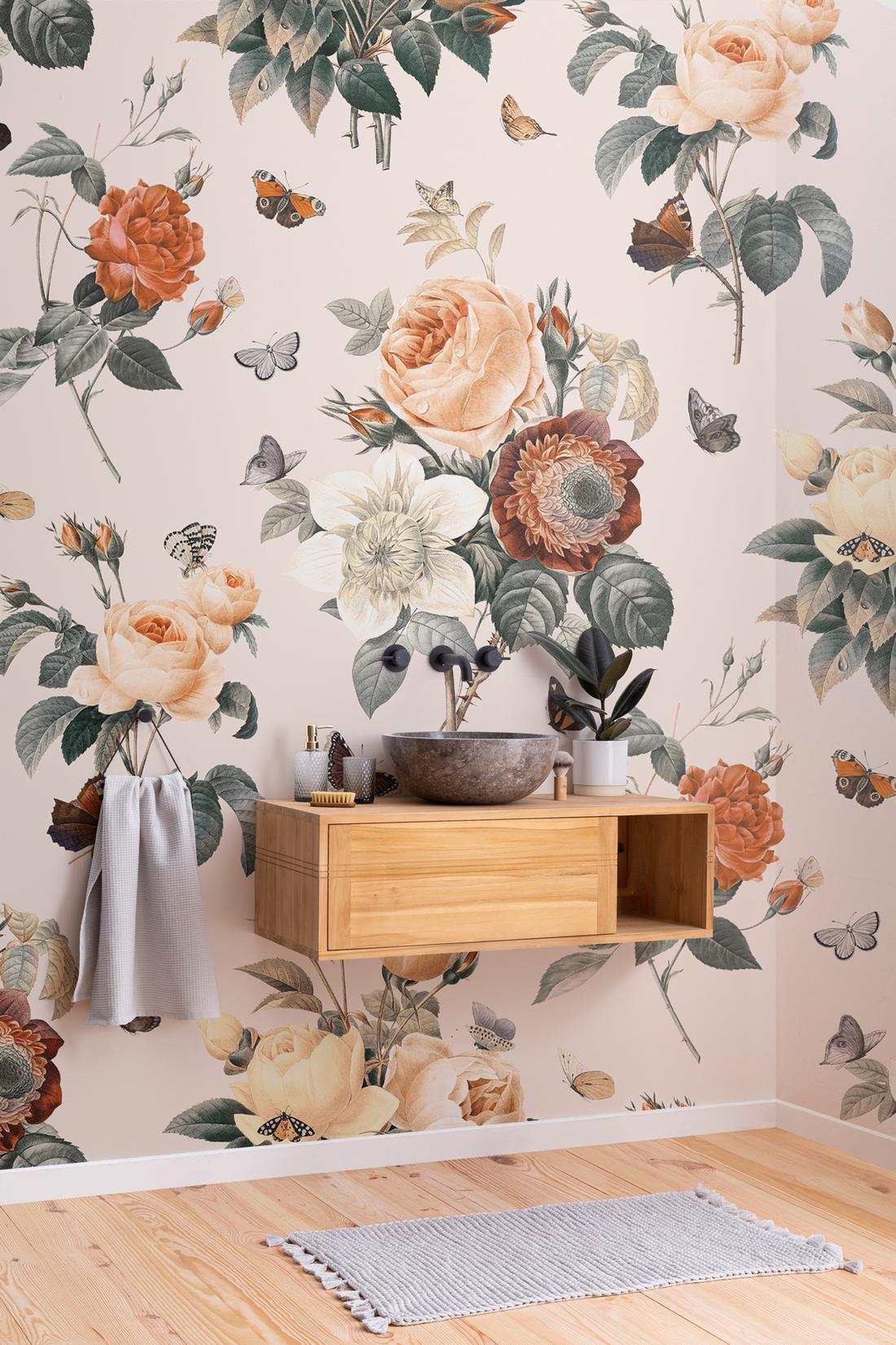 Behang in de badkamer. Begin de dag goed met dit Papillion behang met sierlijke vlinders en een romantische bloemenmix. 