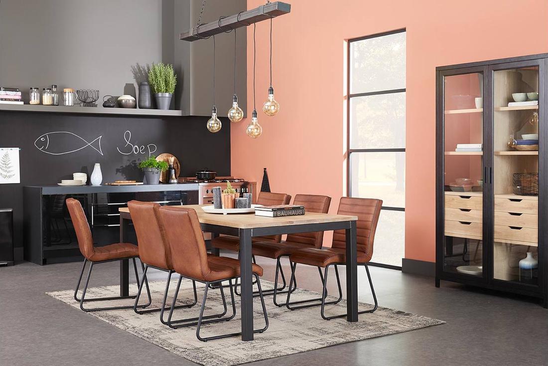 Speel met hoogteverschillen in je verlichting voor een speels effect boven de eettafel.