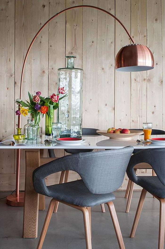 Een booglamp staat mooi boven een zithoek of eethoek.