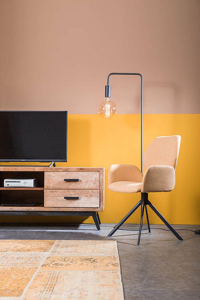 Op een plek waar je meer licht nodig hebt om bijvoorbeeld te lezen, plaats je taakverlichting.