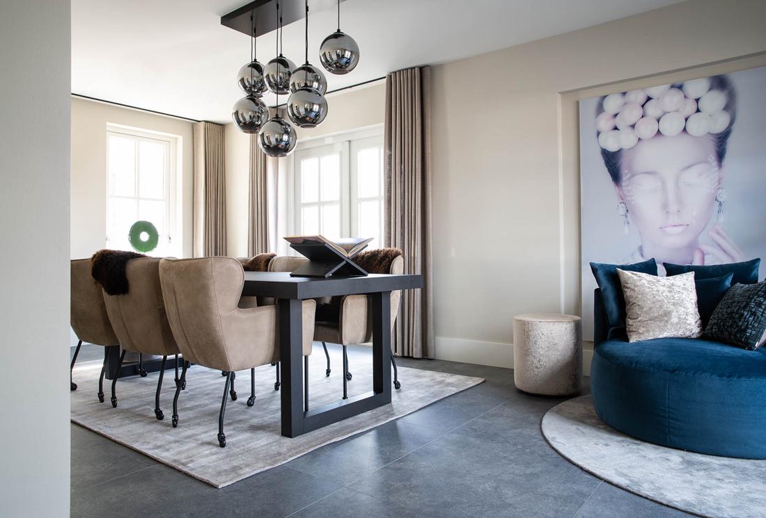 Verlichting is niet alleen praktisch maar dient ook als mooie aanvulling op de kleuren in je interieur.