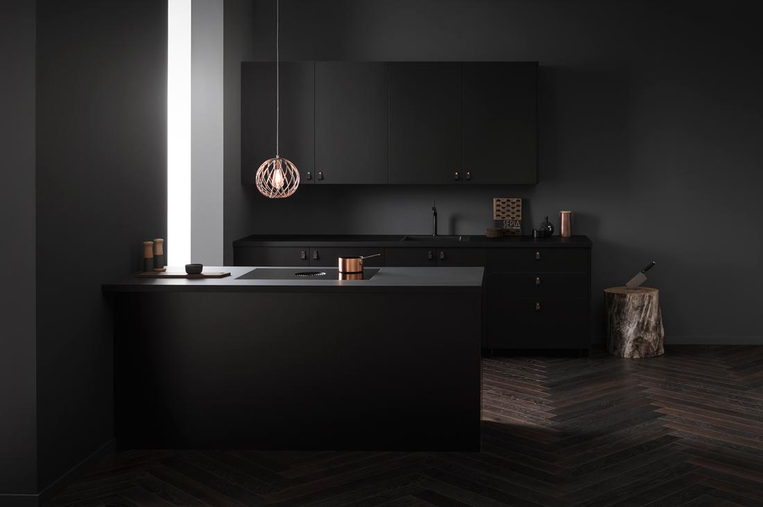 Stijlvolle zwarte keuken met schiereiland en BORA Pure kookveldafzuiging.