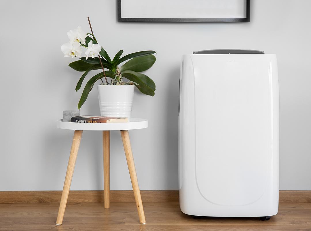Deze minimalistische Sencor SAC airco in het wit valt bijna niet op.