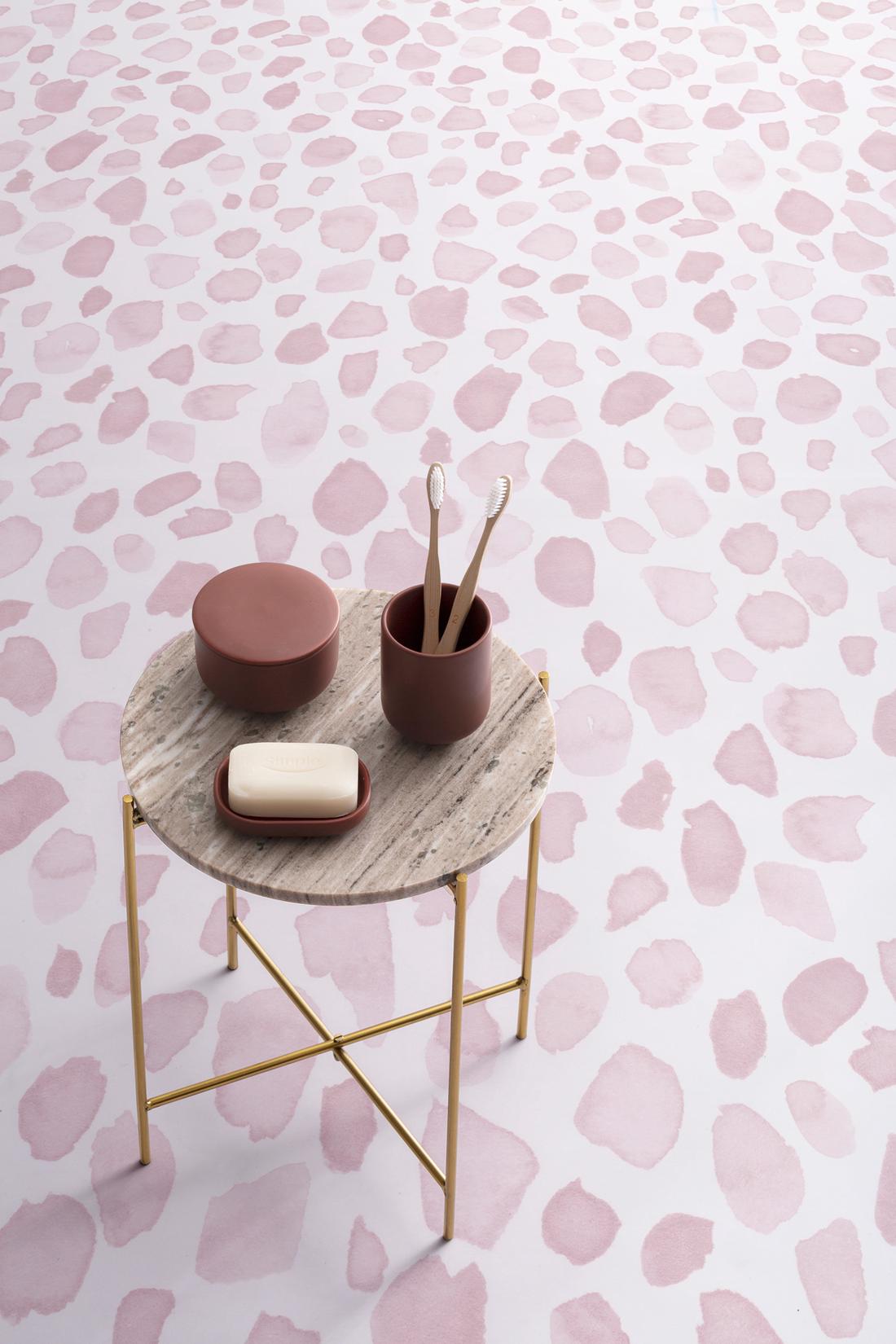 Dit zacht roze patroon staat prachtig in trendy badkamers waar je ontspannen de dag wilt beginnen.