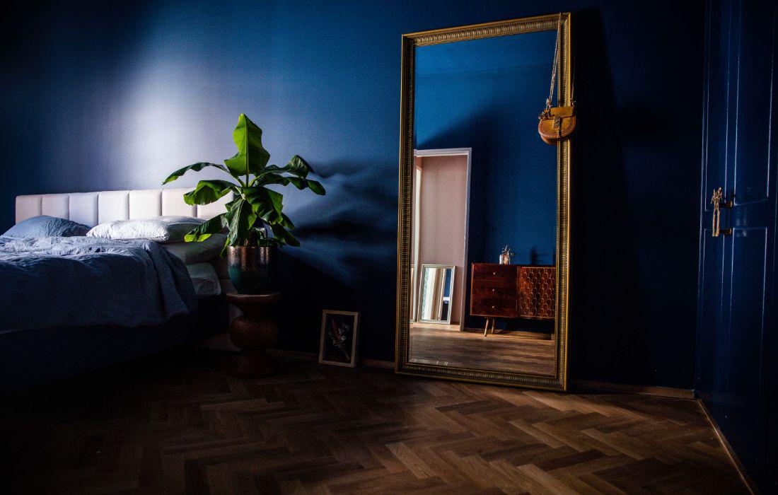 Zet een spiegel op de slaapkamer nooit tegenover je bed. 