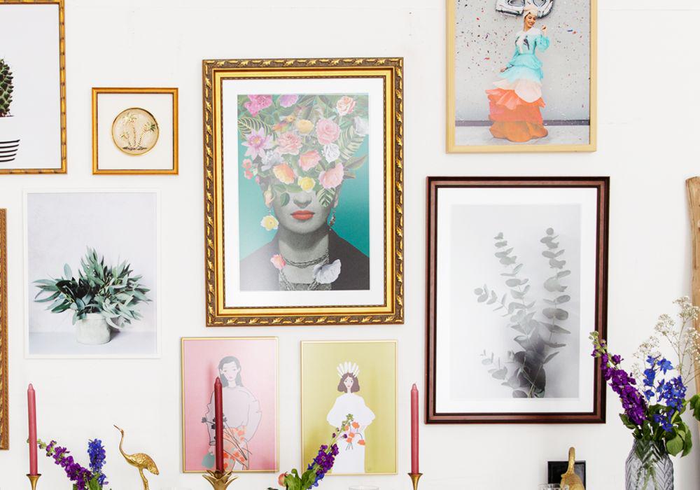 Vervang al die familiefoto's of bonte prenten met spiegels voor een neutraal en toch warm effect. 