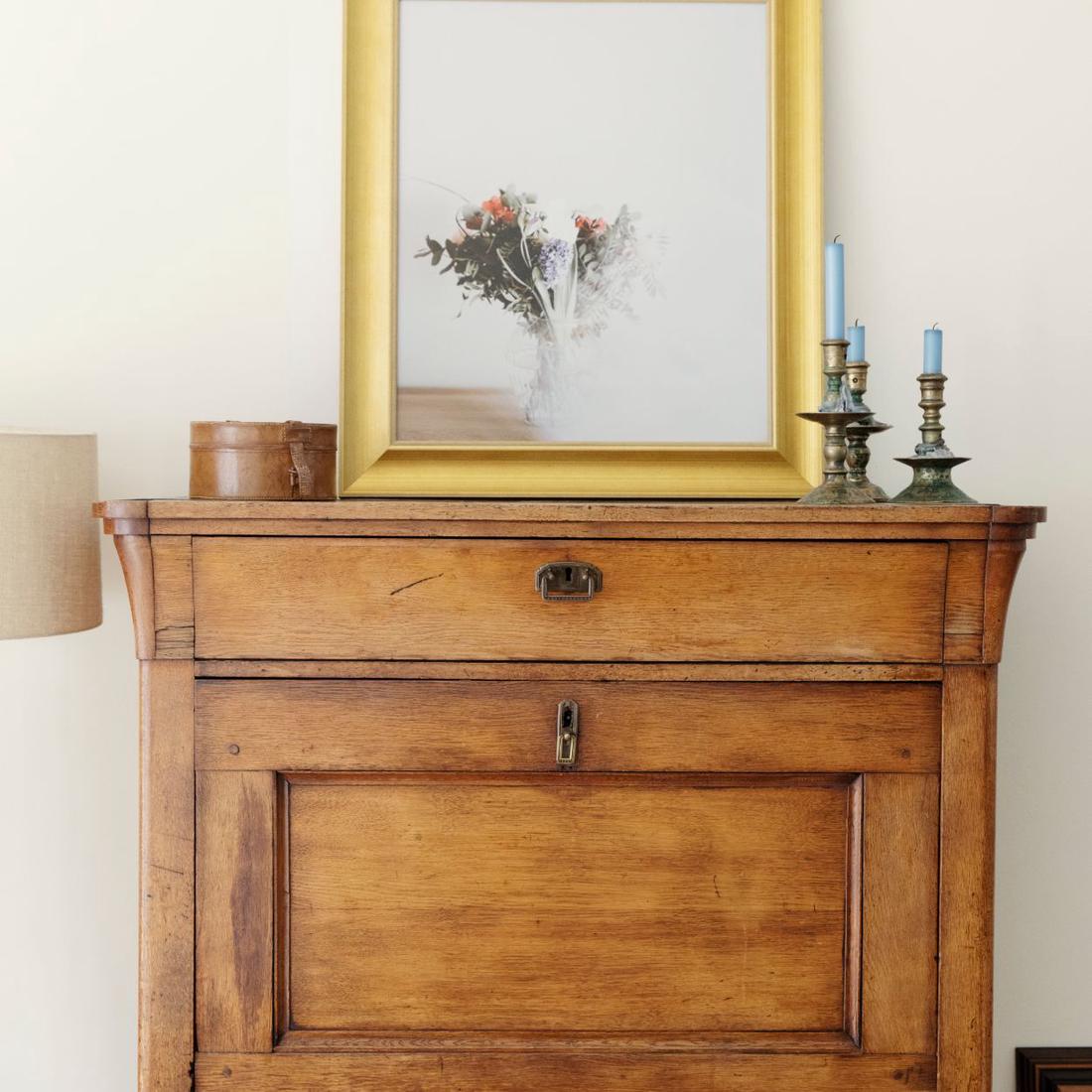 een spiegel of lijst hoeft niet te hangen: je kunt ze ook op een kast zetten.