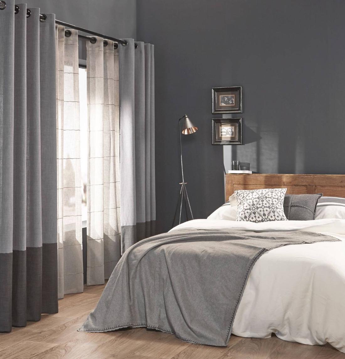 In de slaapkamer zijn verduisterende gordijnen prettig. 