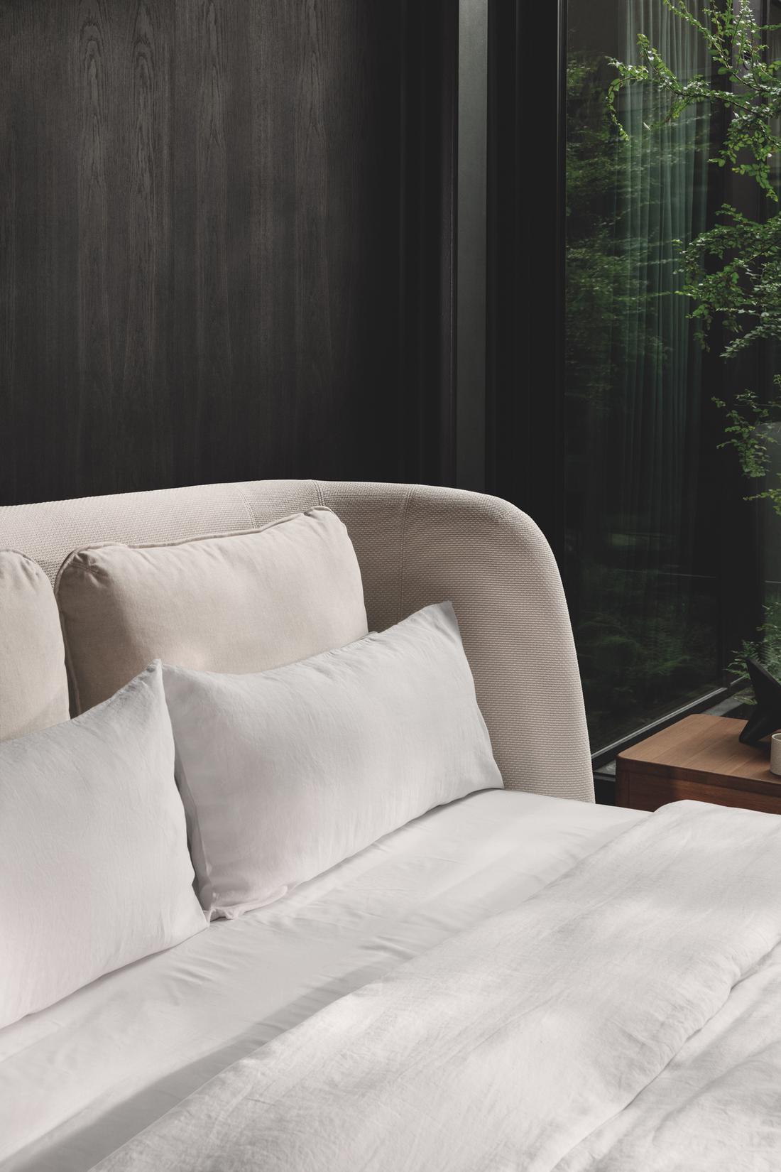 Dankzij het afgeronde en omarmende hoofdbord kun je heerlijk rechtop zitten in bed.