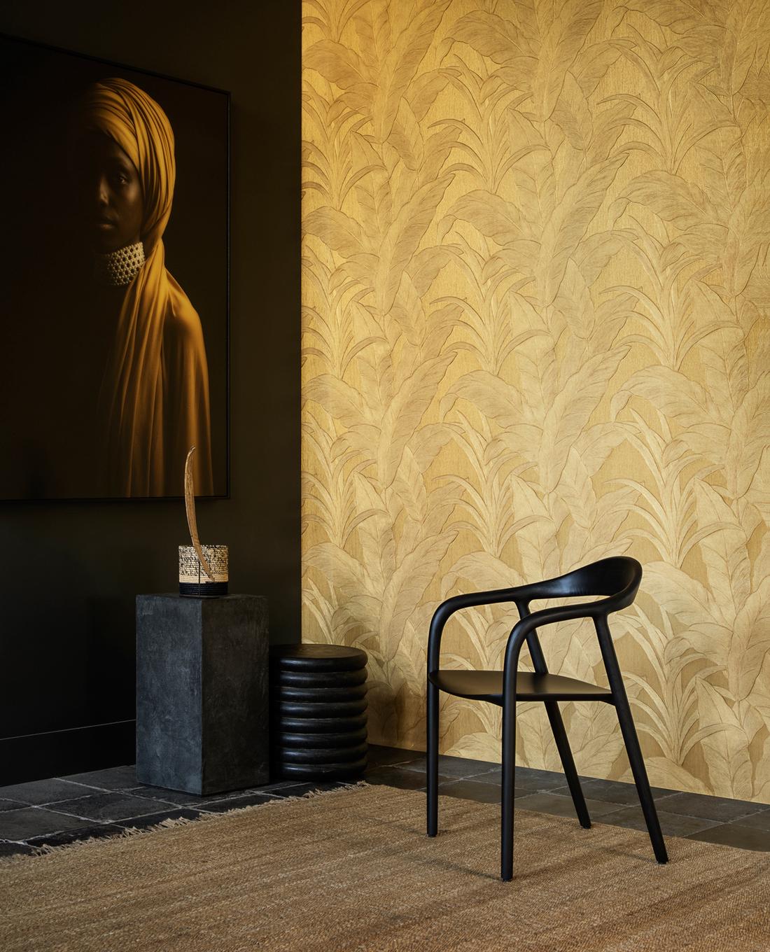 Behanginspiratie: luxe aan je muur met dit goud gelen behang met palmbladen. Dit behang met de Musa komt uit de collectie Selva.