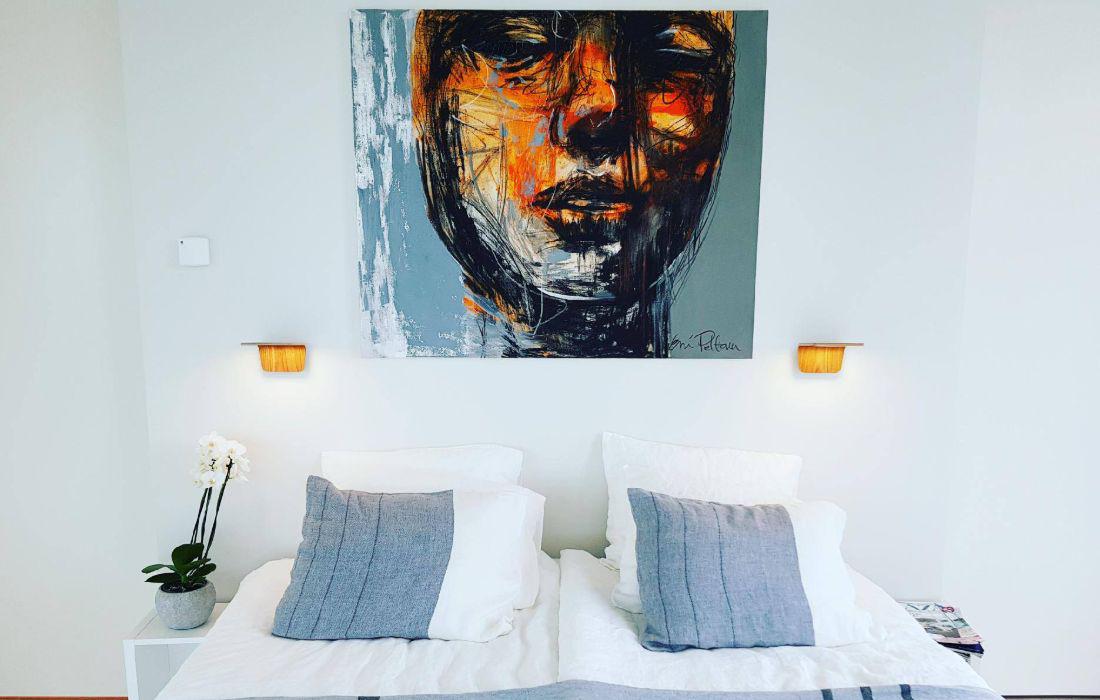 In de slaapkamer wil je rust: overdrijf niet met kunst en kleuren aan de muur. 