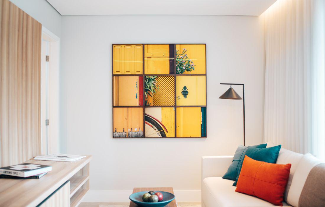 Meer kleur aanbrengen in huis kan ook door middel van kunst aan de muur. 