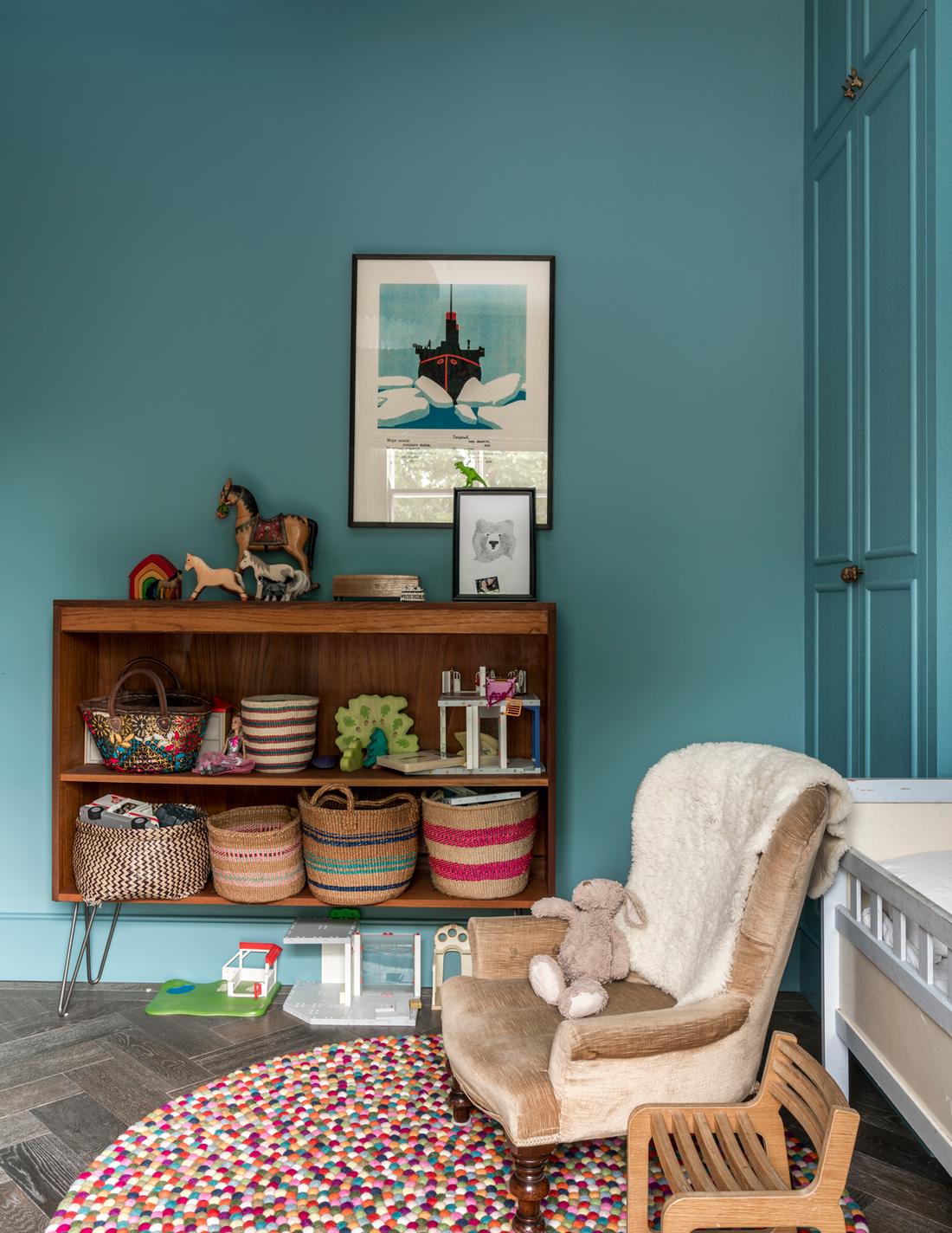 Lief roze of opvallend blauw? De Modern Emulsion kindvriendelijke verf is gecertificeerd als veilig voor kind en baby. Geen zorgen om de muur of meubels een mooi kleurtje verf te geven.