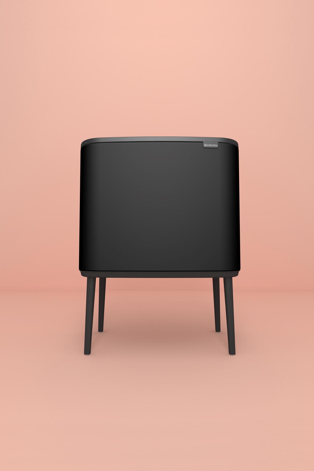 De matt black edition van de Brabantia prullenbak geeft een subtiele stijlvolle touch aan je keuken.