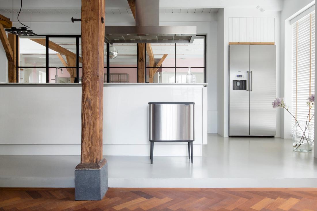 Ga voor een traditionele 'stainless steel' kleur. De prullenbak heeft een matte finish en is 'fingerprint proof'.