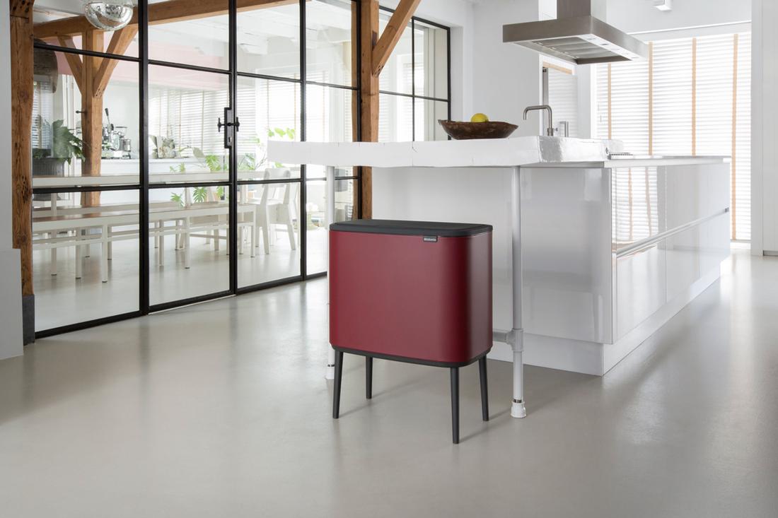 De Brabantia keukenprullenbak in een stijlvolle kleur met een matte finish. Perfect voor een landelijke of moderne keuken.