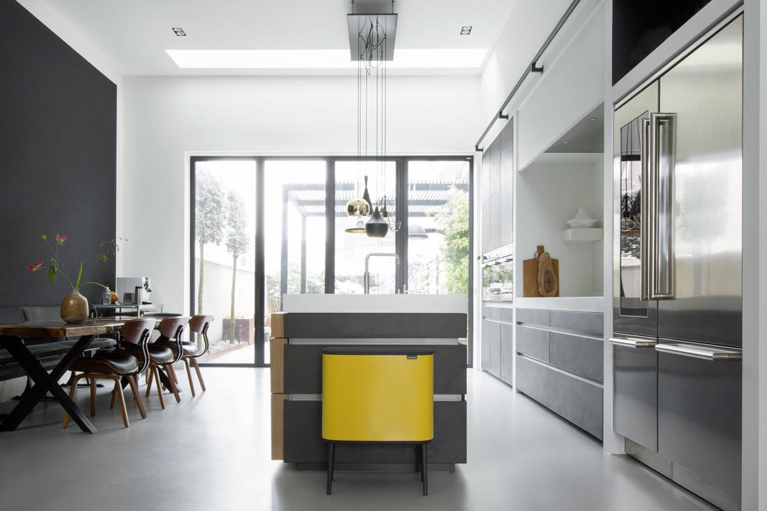 Gezellige woonkeuken? Kies de trendy prullenbak op pootjes van Brabantia in een opvallende kleur.