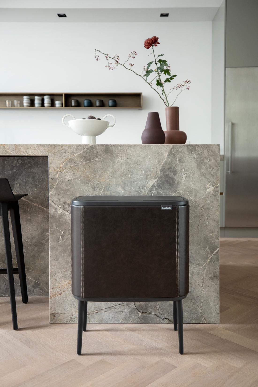 De exclusieve Bo Touch Bin in espresso bruin. De stoere leren jas van topkwaliteit vegan leer is met de hand gemaakt.